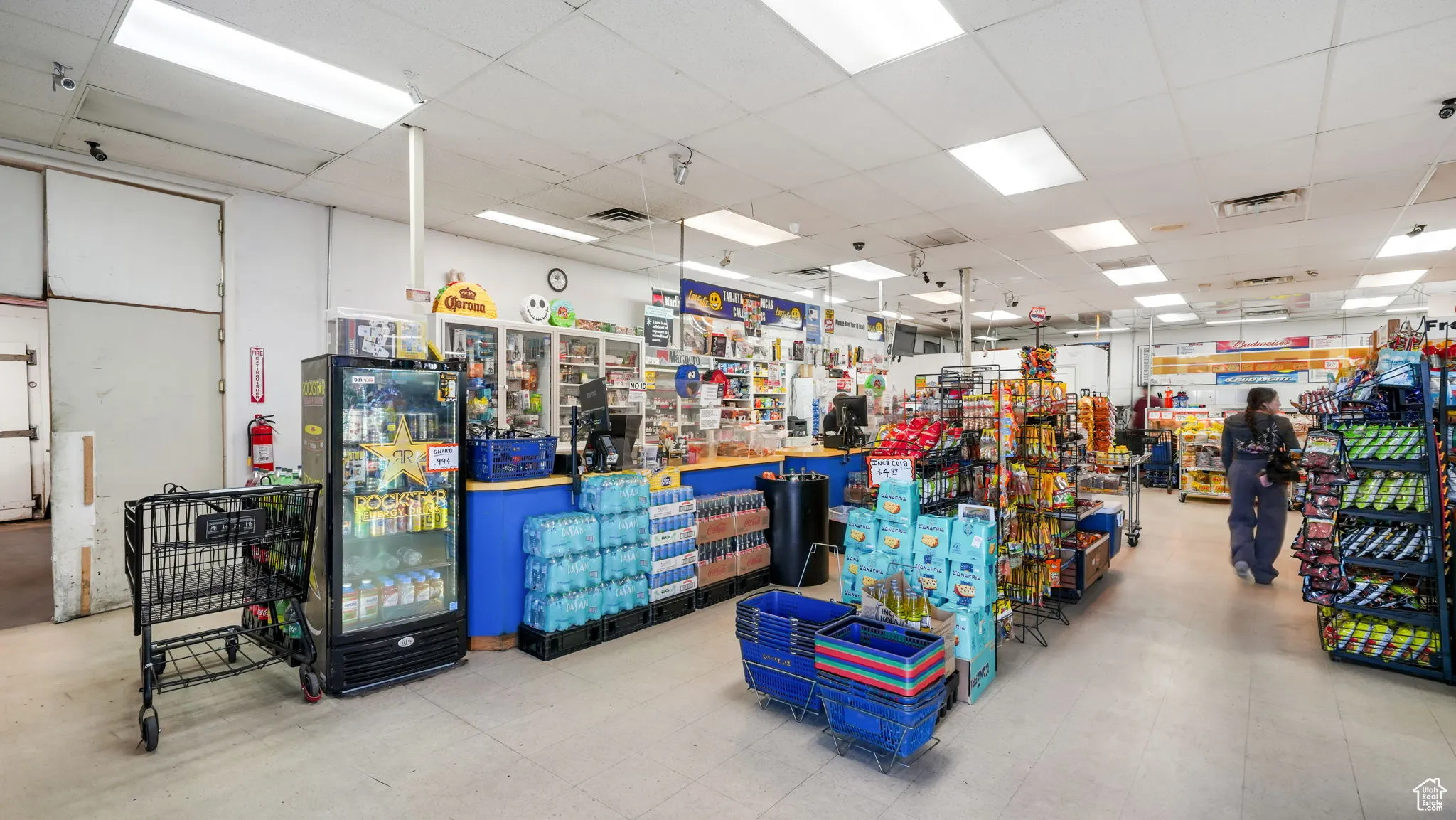 Miscellaneous room with a drop ceiling