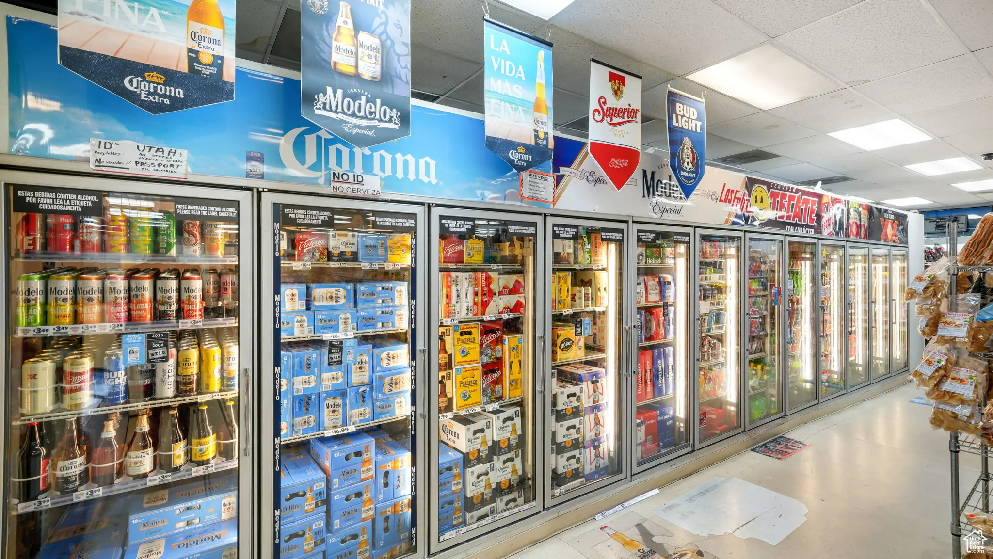 Miscellaneous room with a drop ceiling