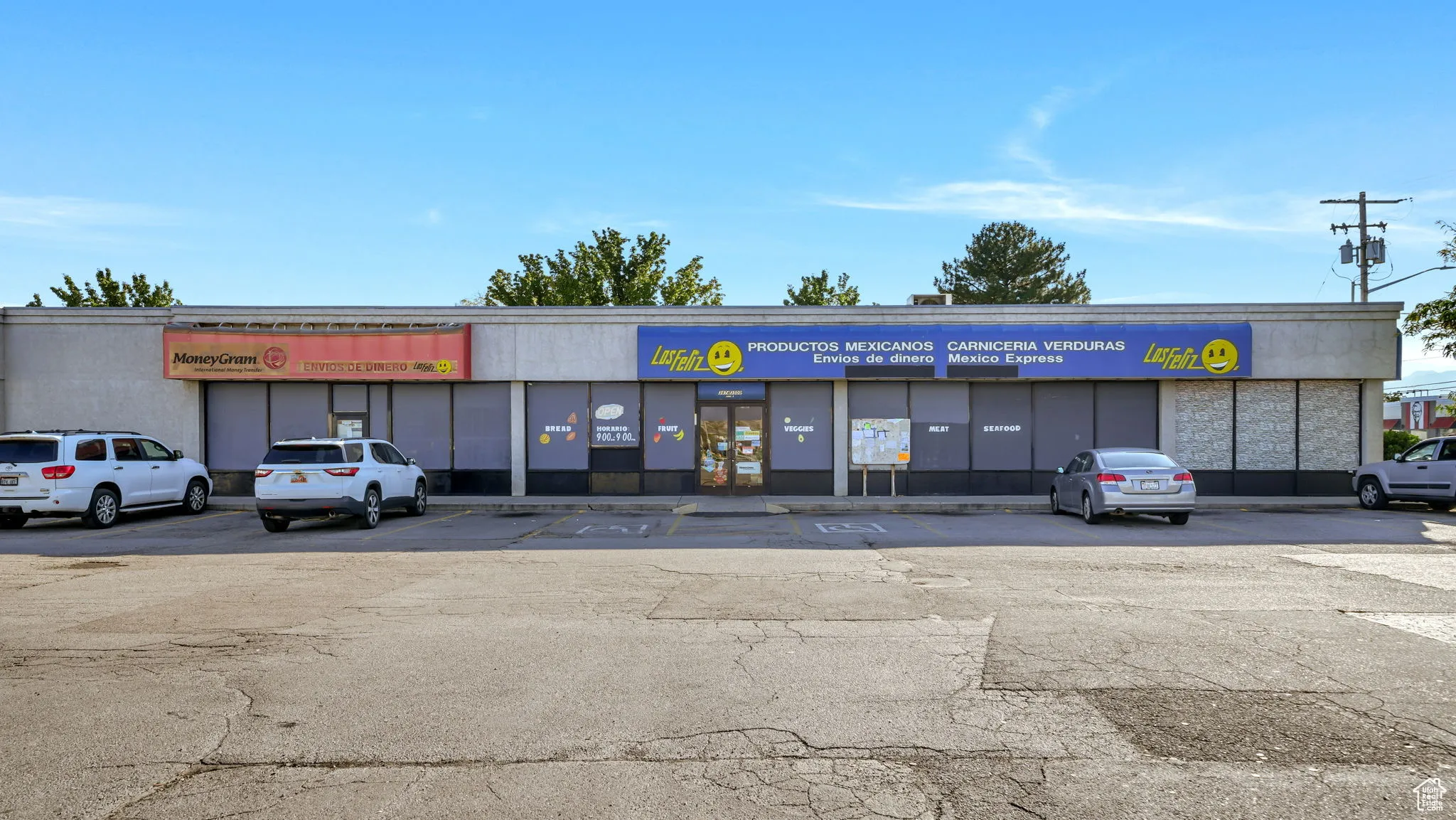 View of commercial location with uncovered parking