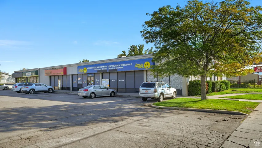 View of commercial location with uncovered parking
