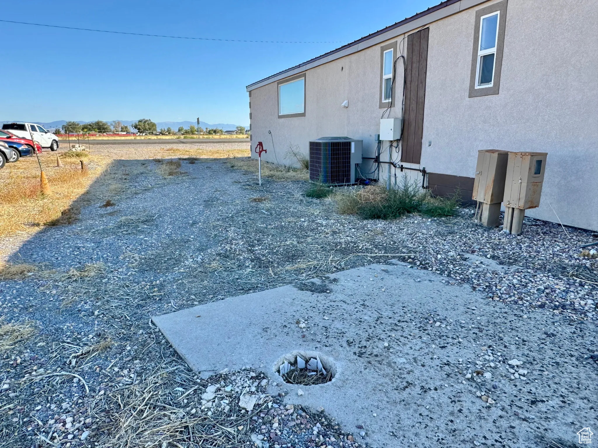 View of yard featuring a mountain view