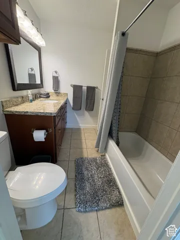 Main bathroom with shower