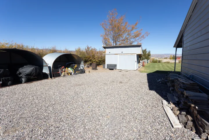 View of yard featuring an outbuilding