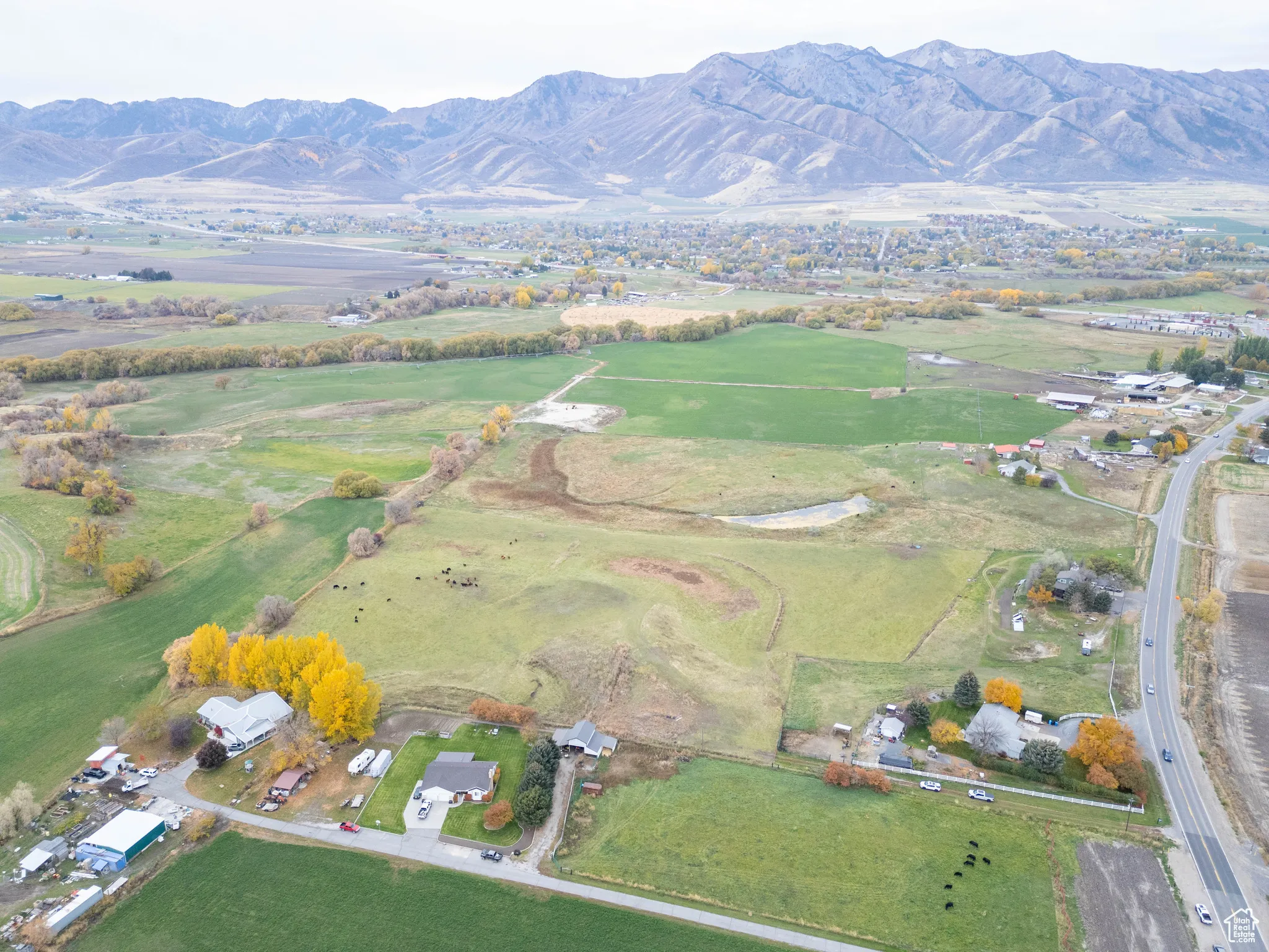 Aerial overview of property's location featuring a mountain backdrop