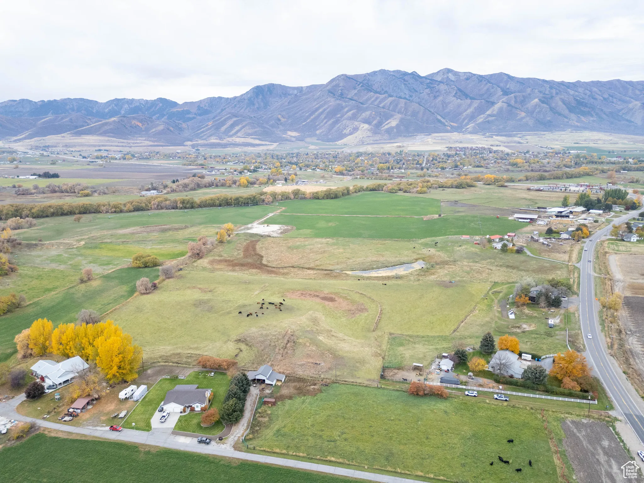 Aerial view of property and surrounding area with mountains