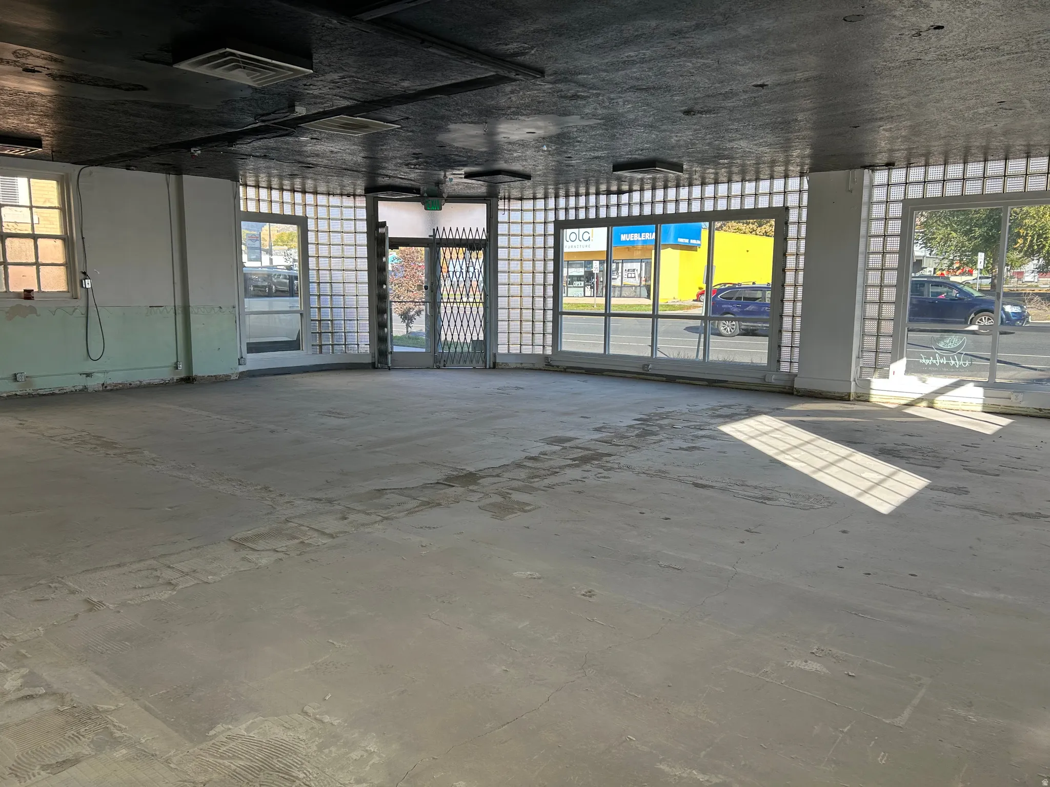 Miscellaneous room with plenty of natural light