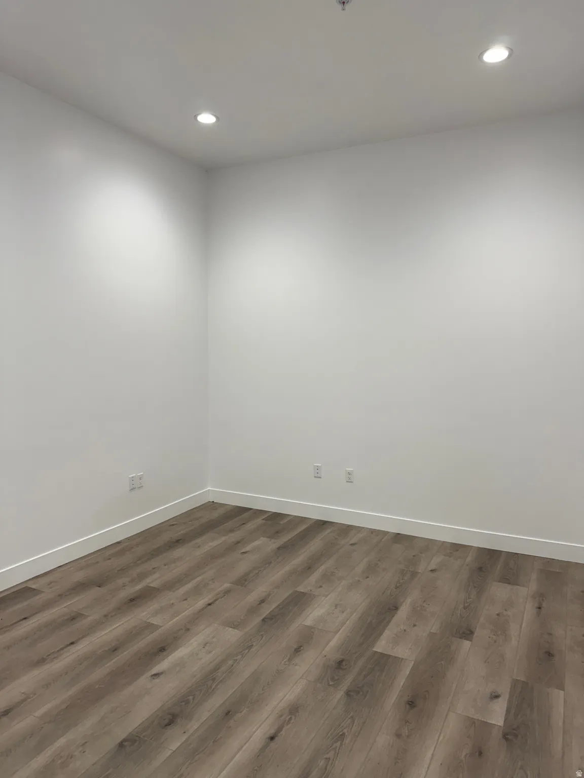 Unfurnished room with dark wood-type flooring and recessed lighting