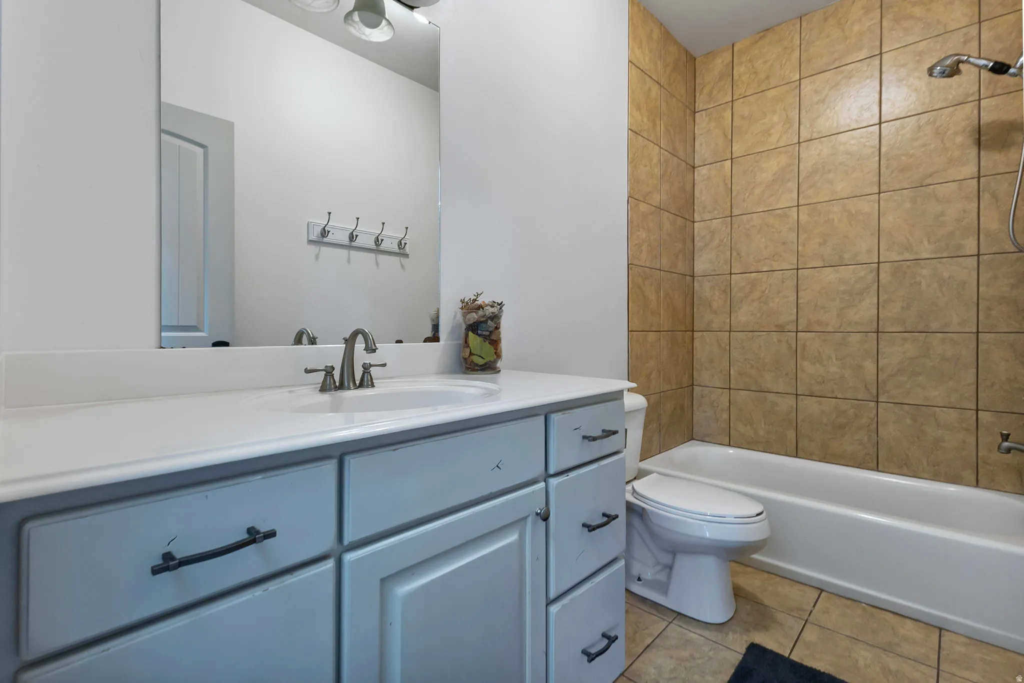 Full bathroom with vanity and tiled shower / bath