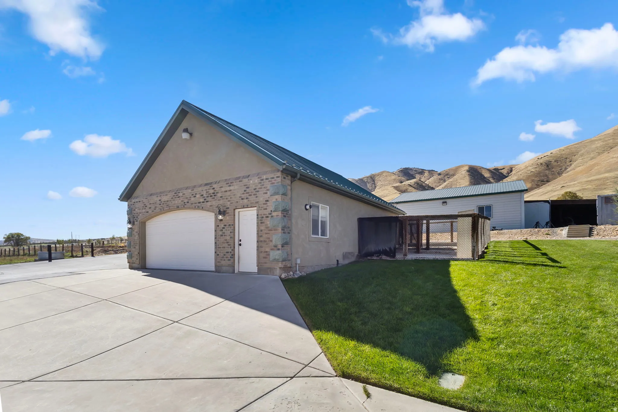 28 X 39 Detached garage with Kennels outside.