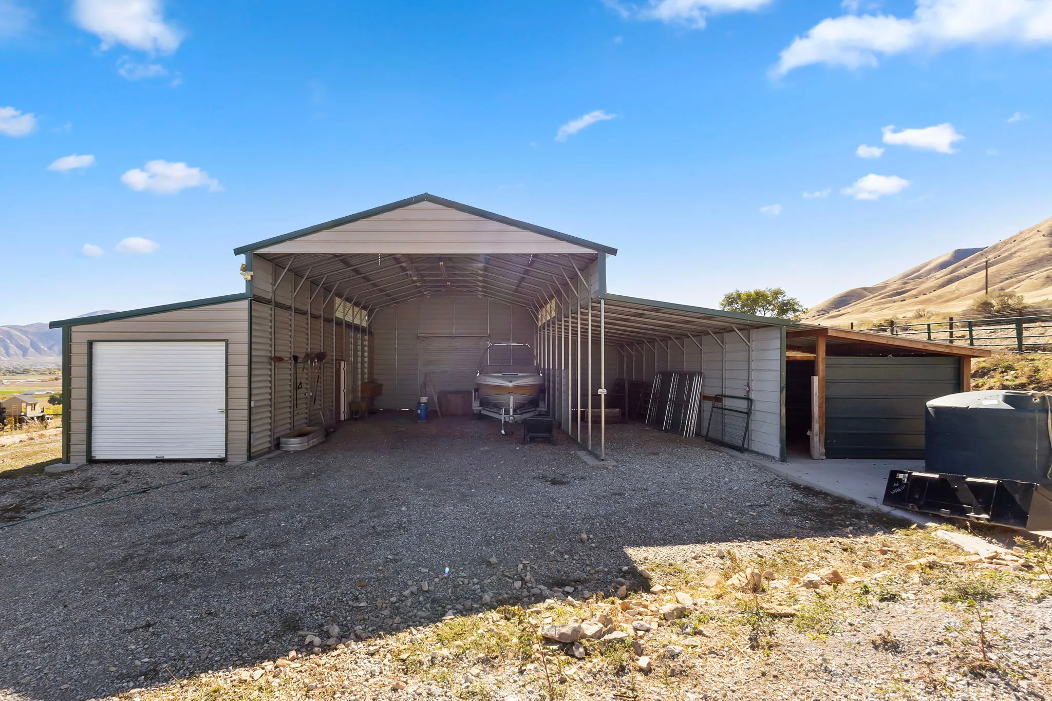 60 X 40 Barn with 2 lean-to's