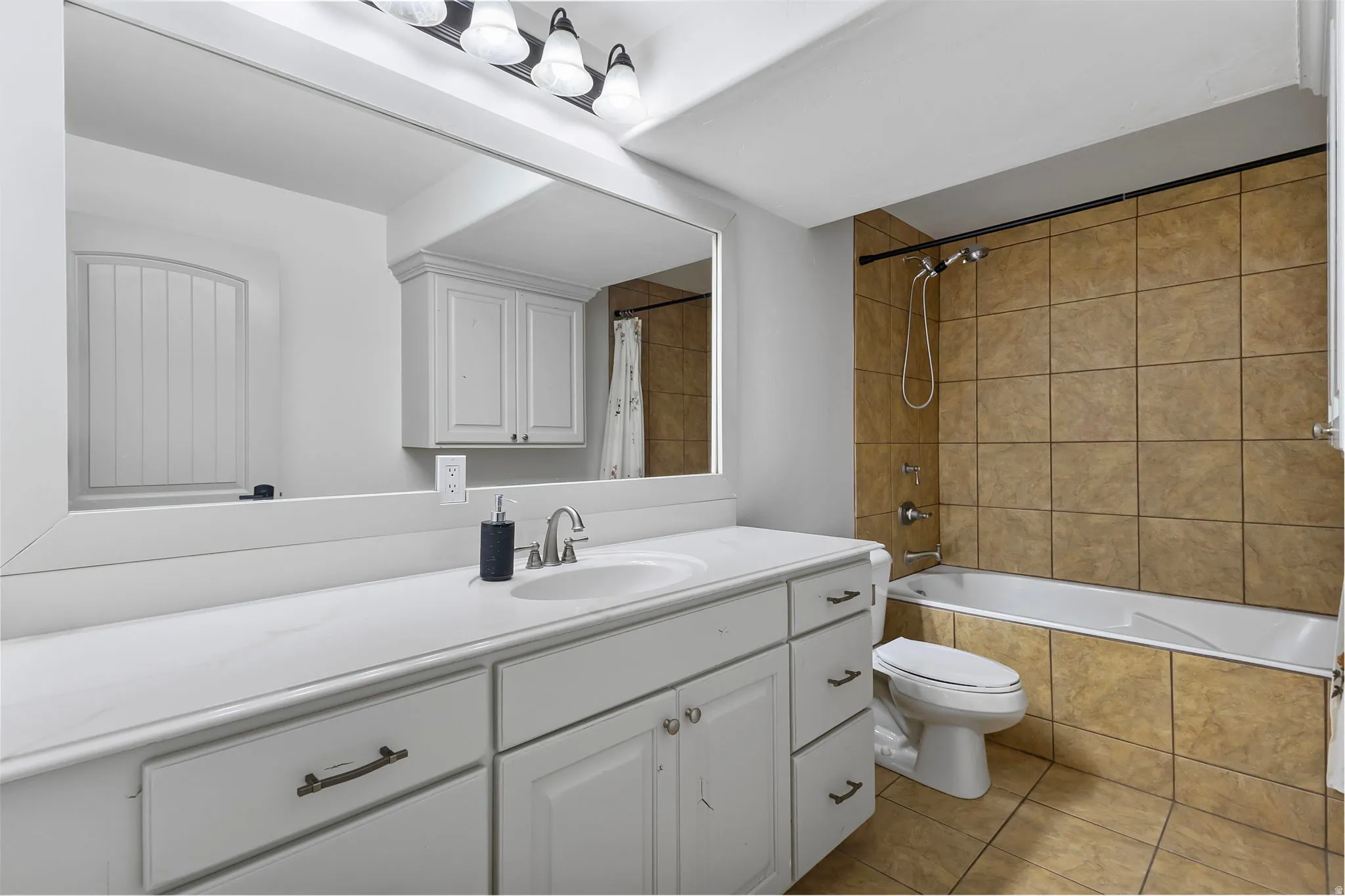 Full bathroom with vanity and tiled shower / bath