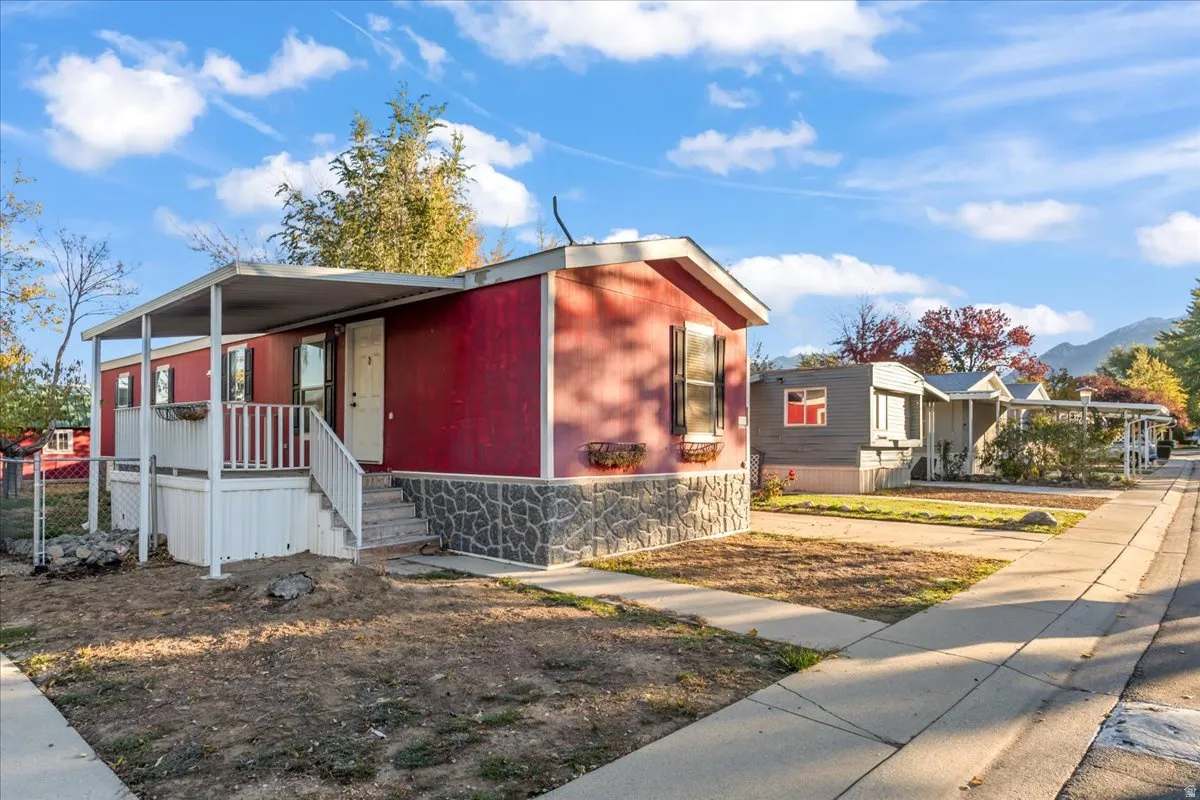 Manufactured / mobile home with covered porch