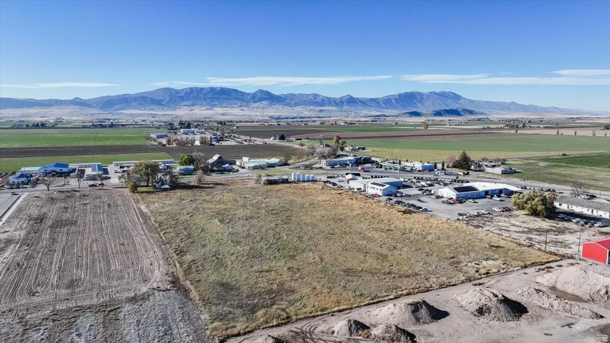 Overview of rural landscape featuring mountains and abundant farmland