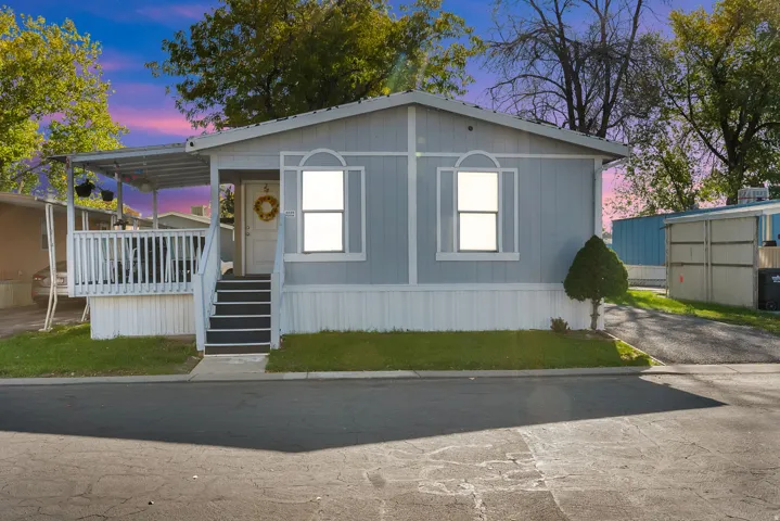 Manufactured / mobile home with covered porch