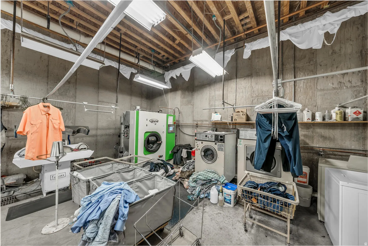 Misc room featuring washer and clothes dryer