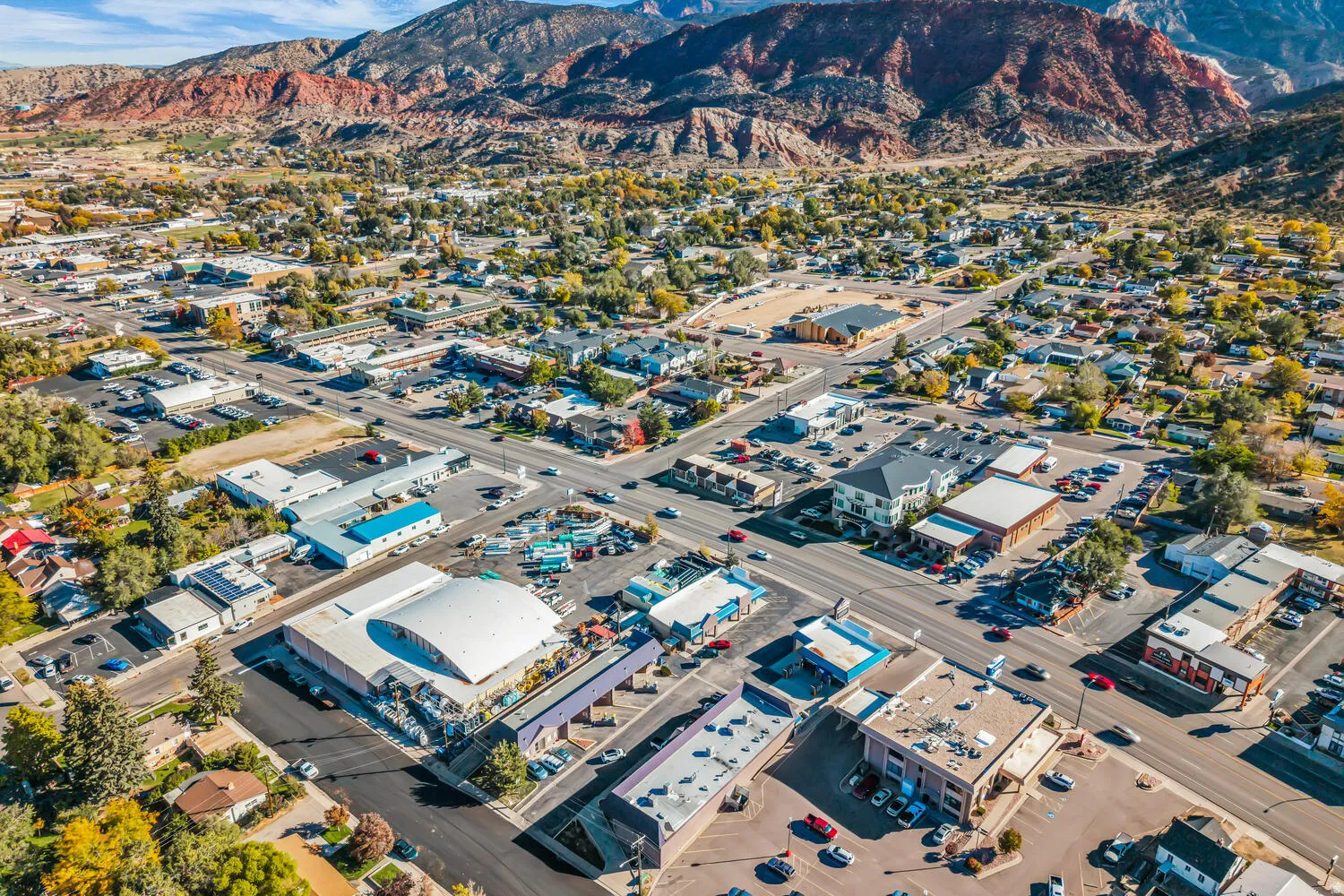 Aerial view of property's location with mountains
