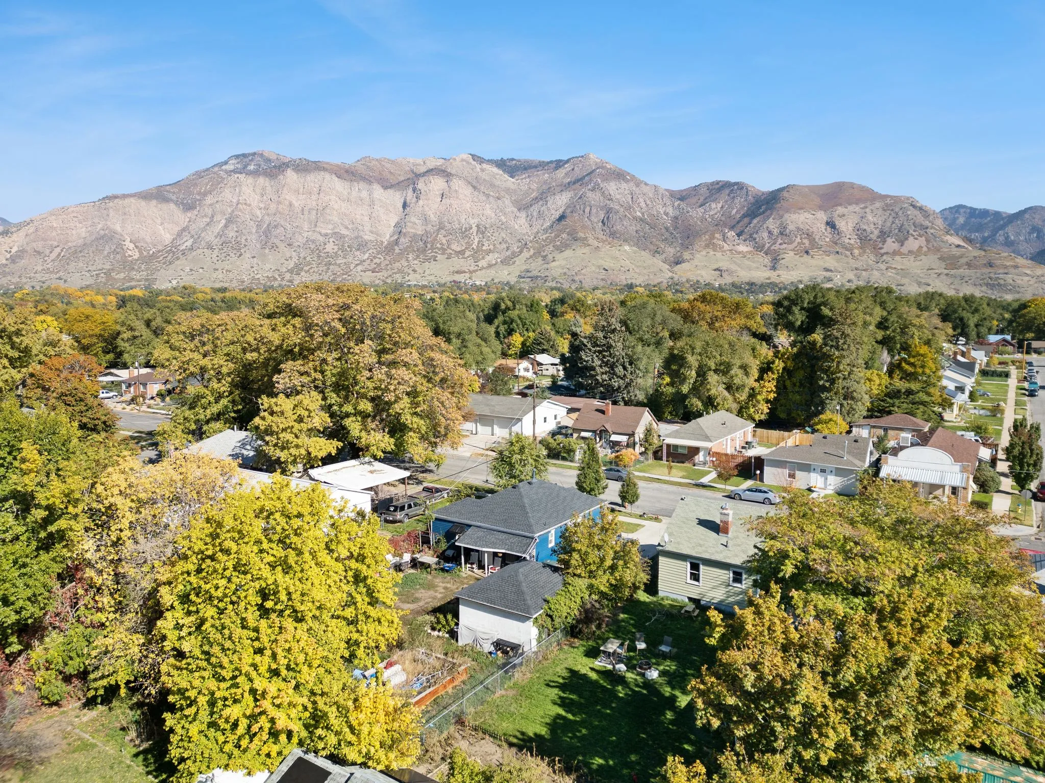 View of property location featuring nearby suburban area and mountains