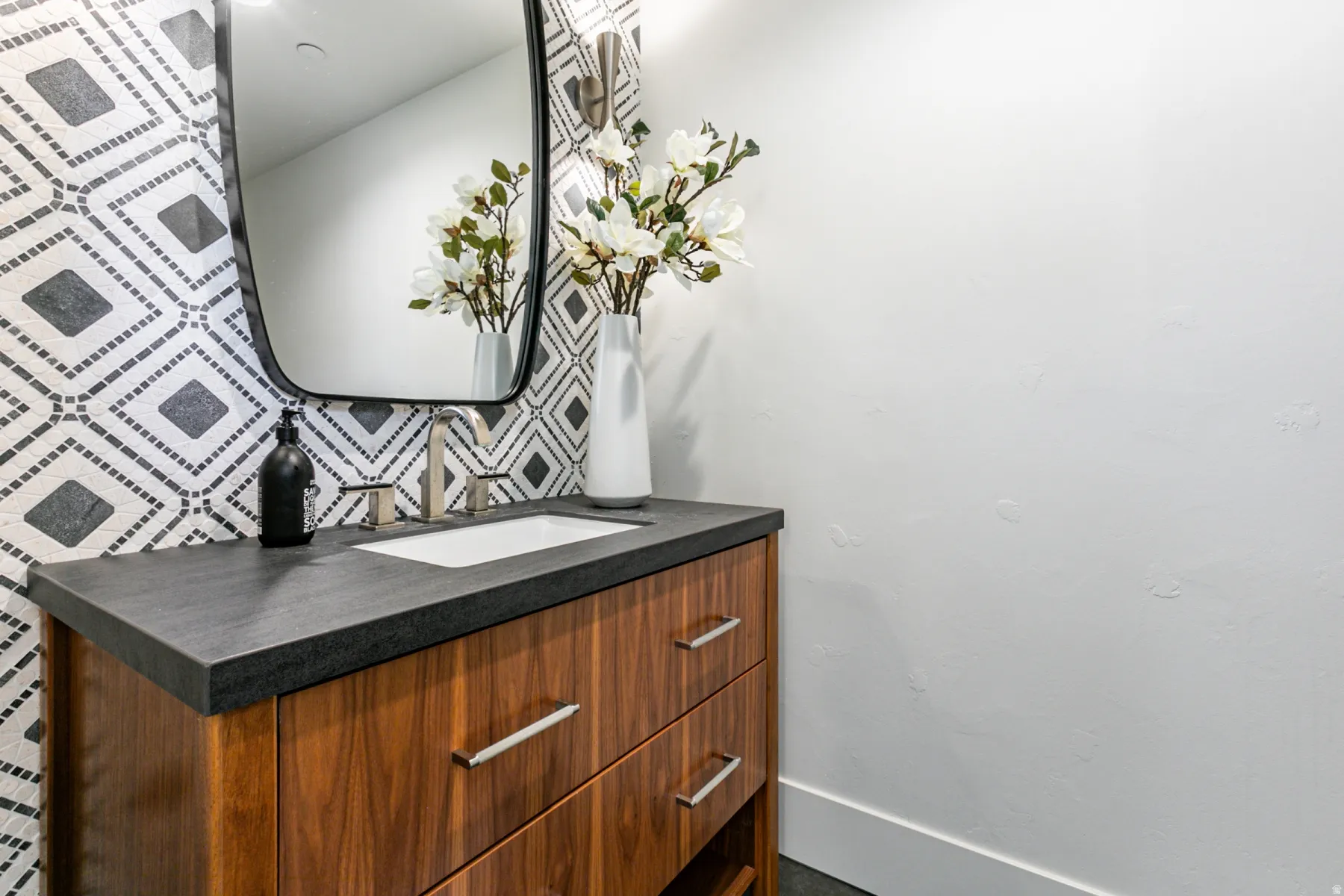 Bathroom with vanity and backsplash