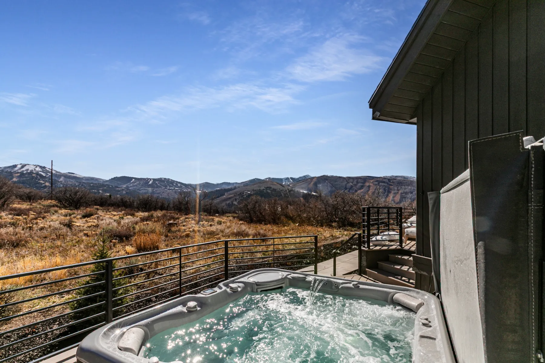 Balcony with a hot tub and a mountain view