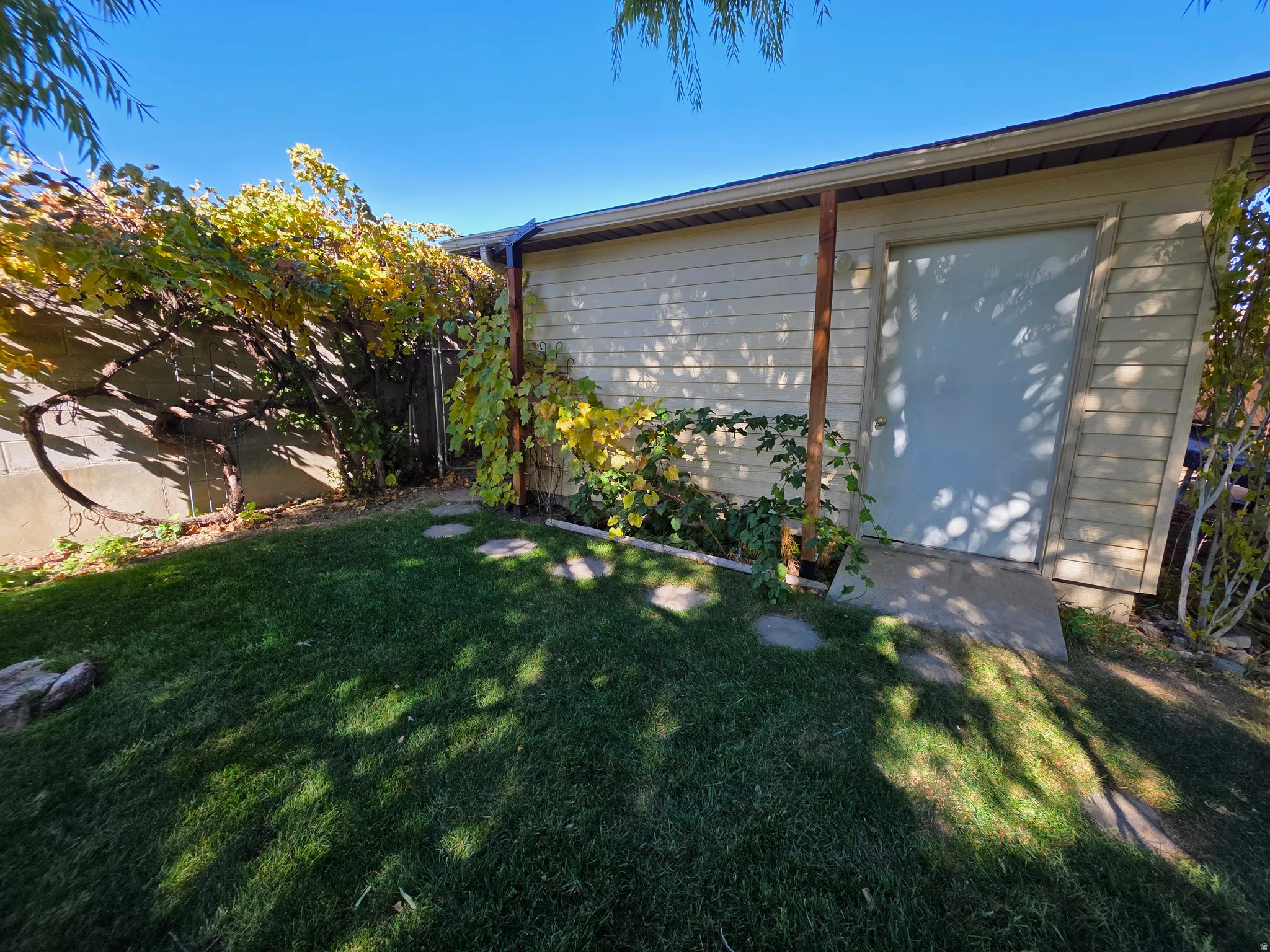 View of yard with an outdoor structure
