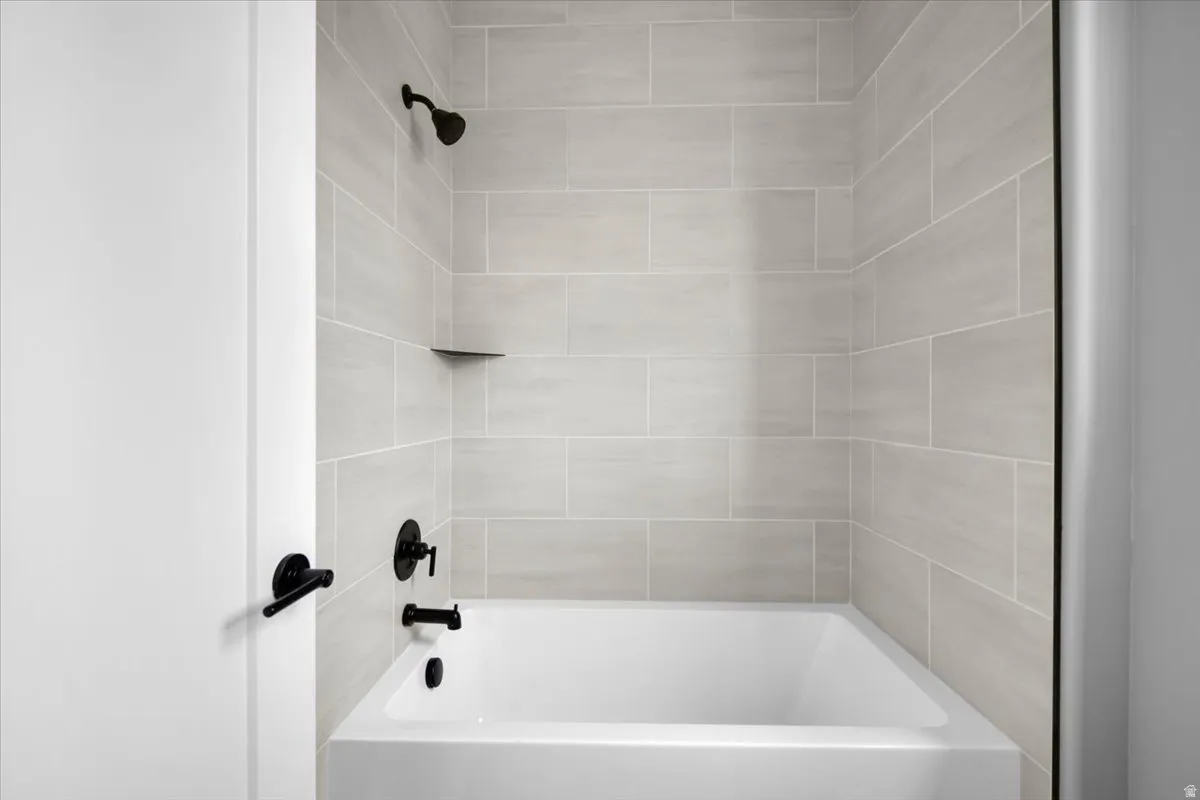 Bathroom with shower / bathtub combination