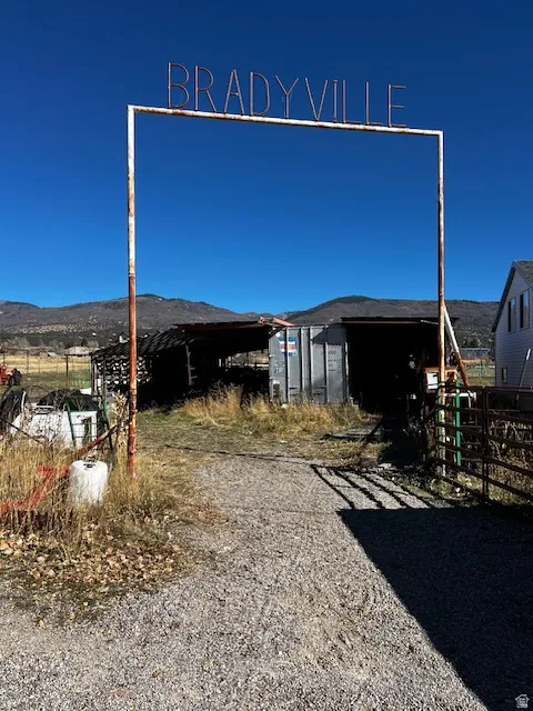 View of yard featuring an outdoor structure
