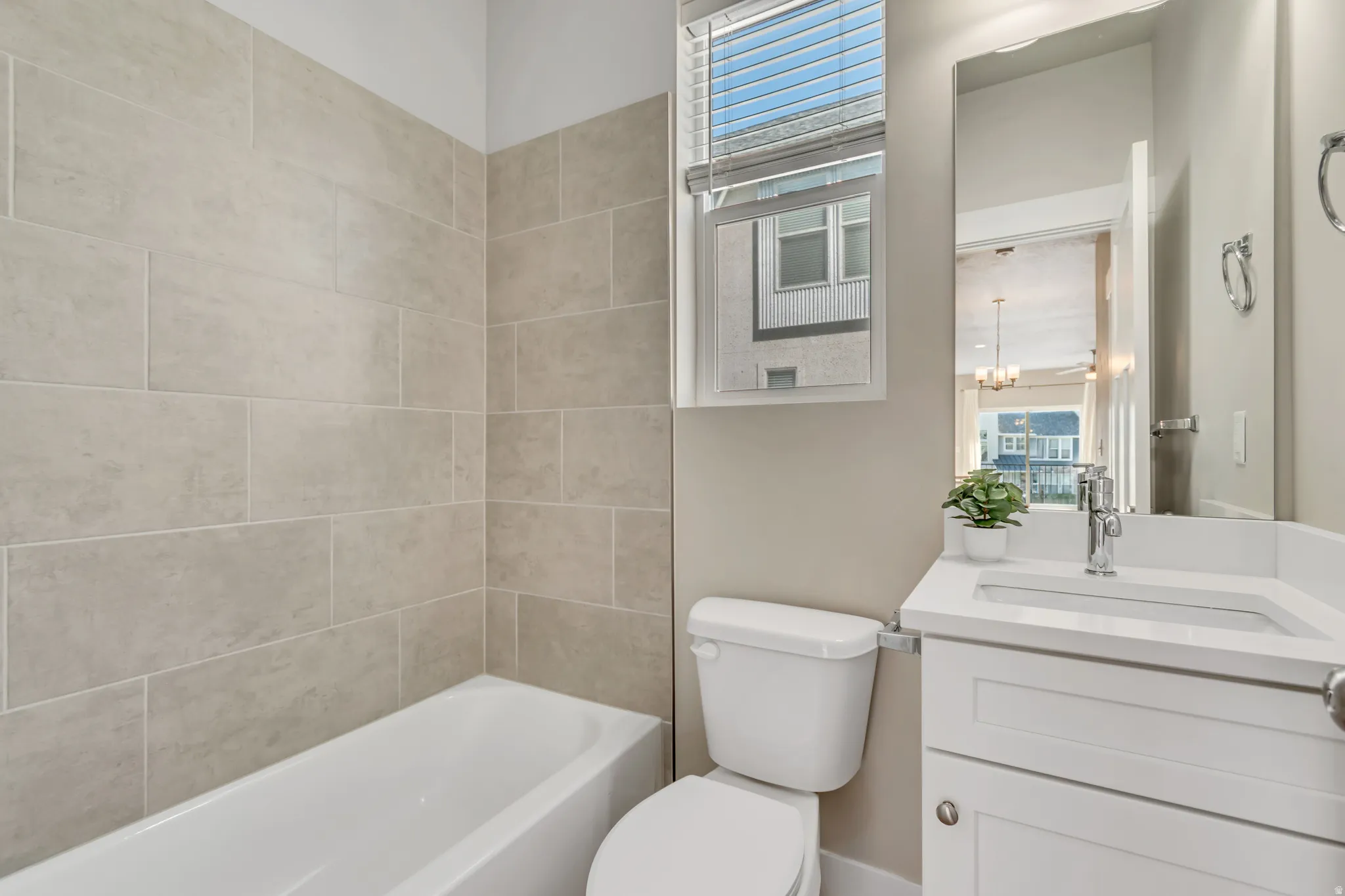 Full guest bath on level 2