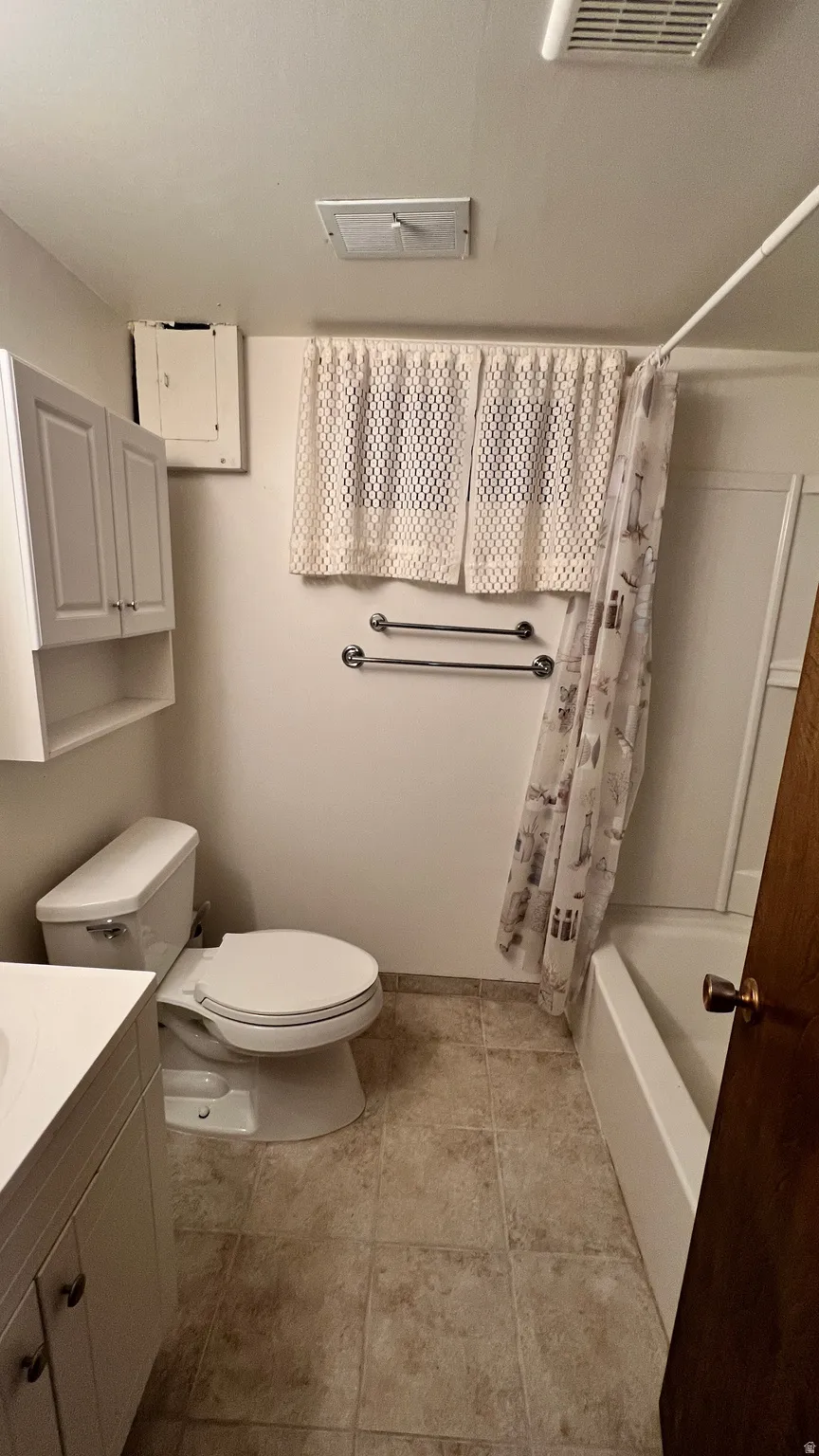 Bathroom with vanity and shower / tub combo