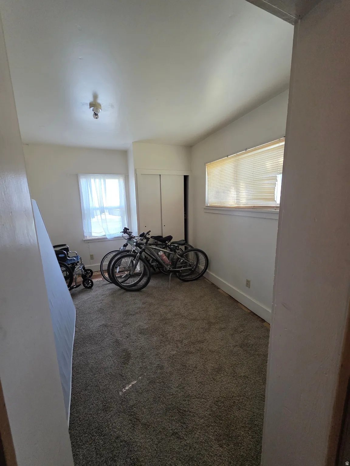 Unfurnished bedroom with carpet flooring and a closet