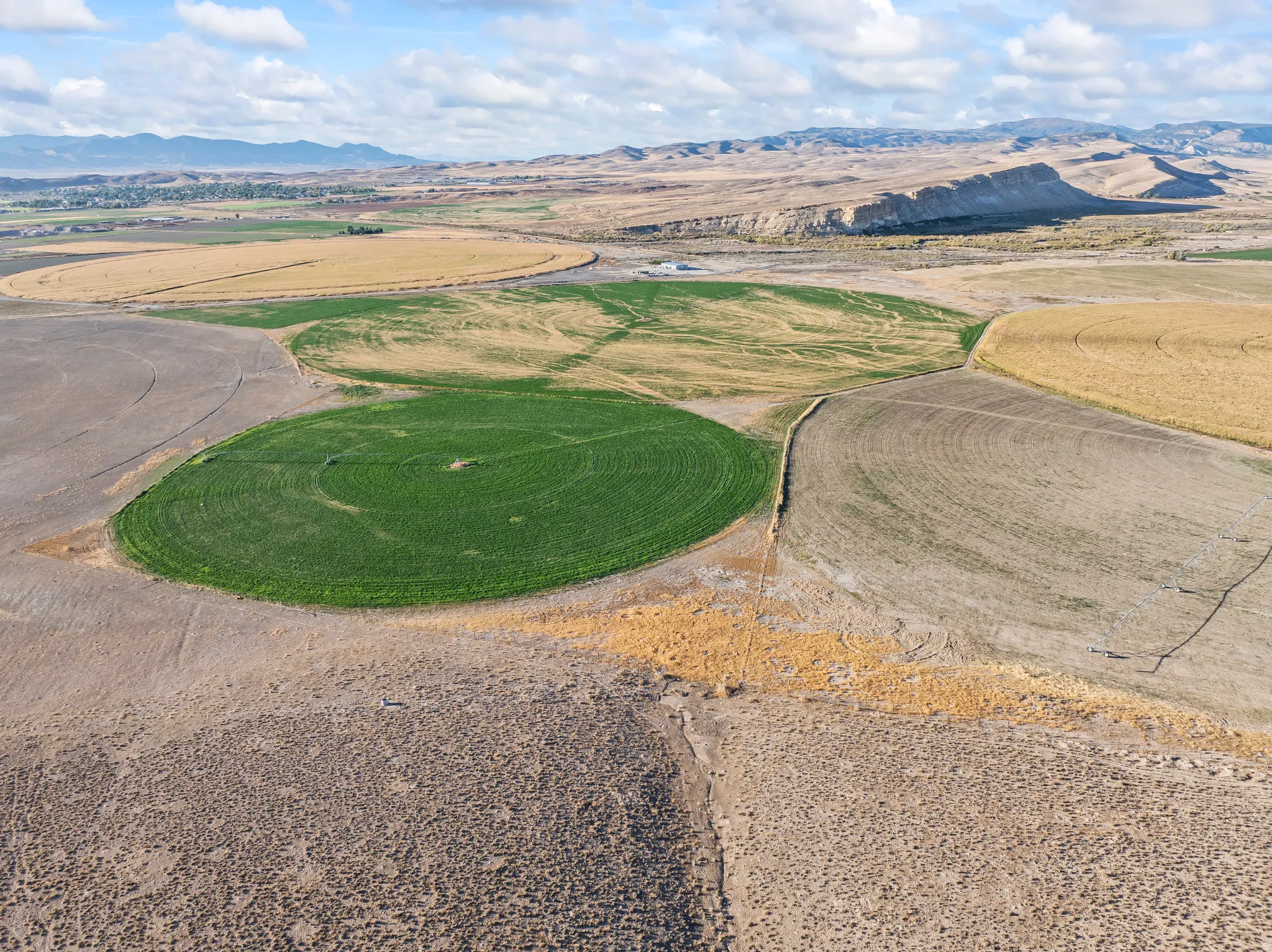 Aerial view of sparsely populated area with mountains