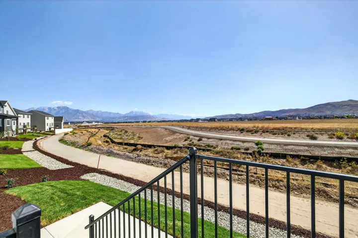 Balcony featuring a mountain view