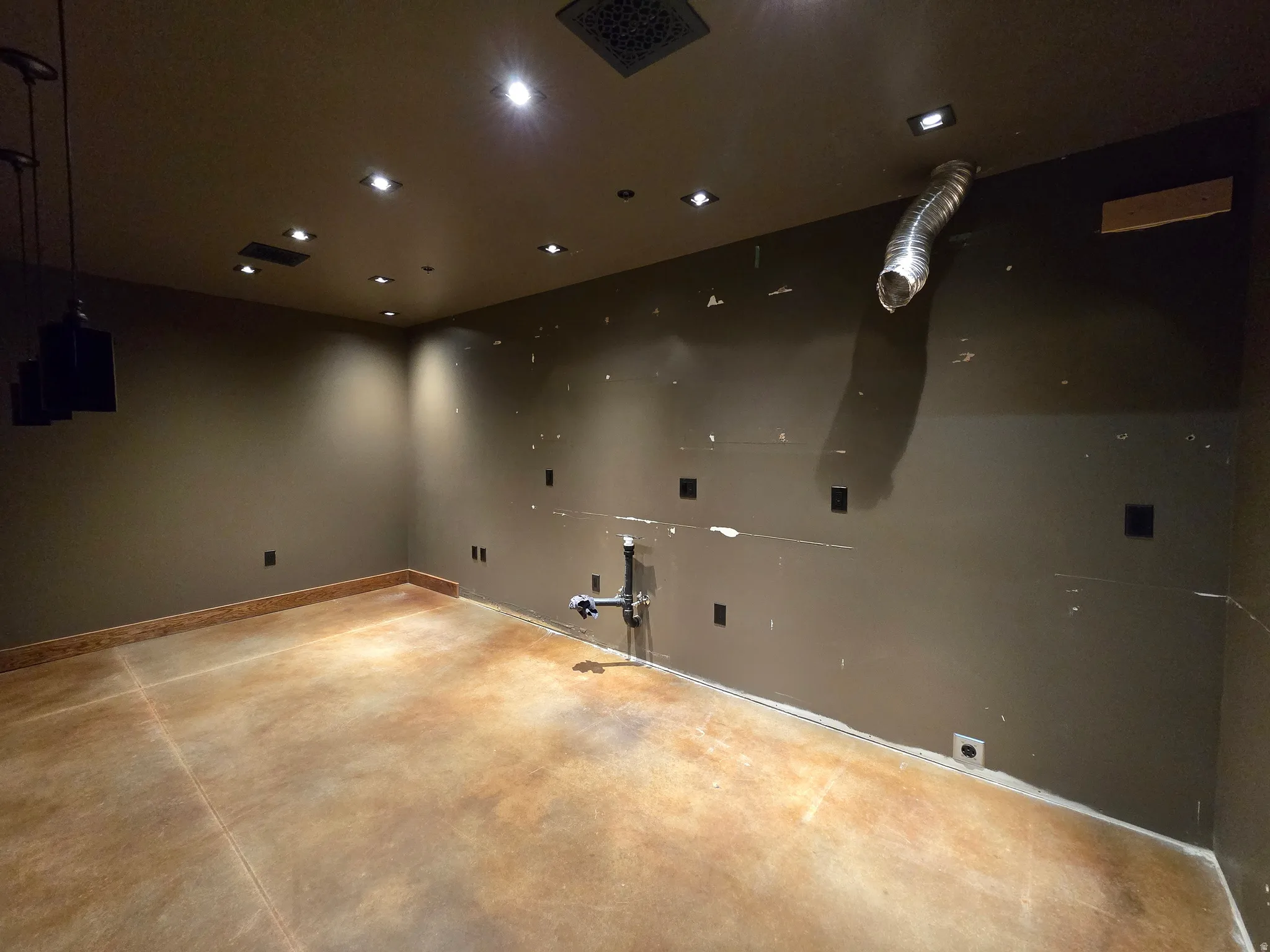 Spare room with finished concrete flooring and recessed lighting