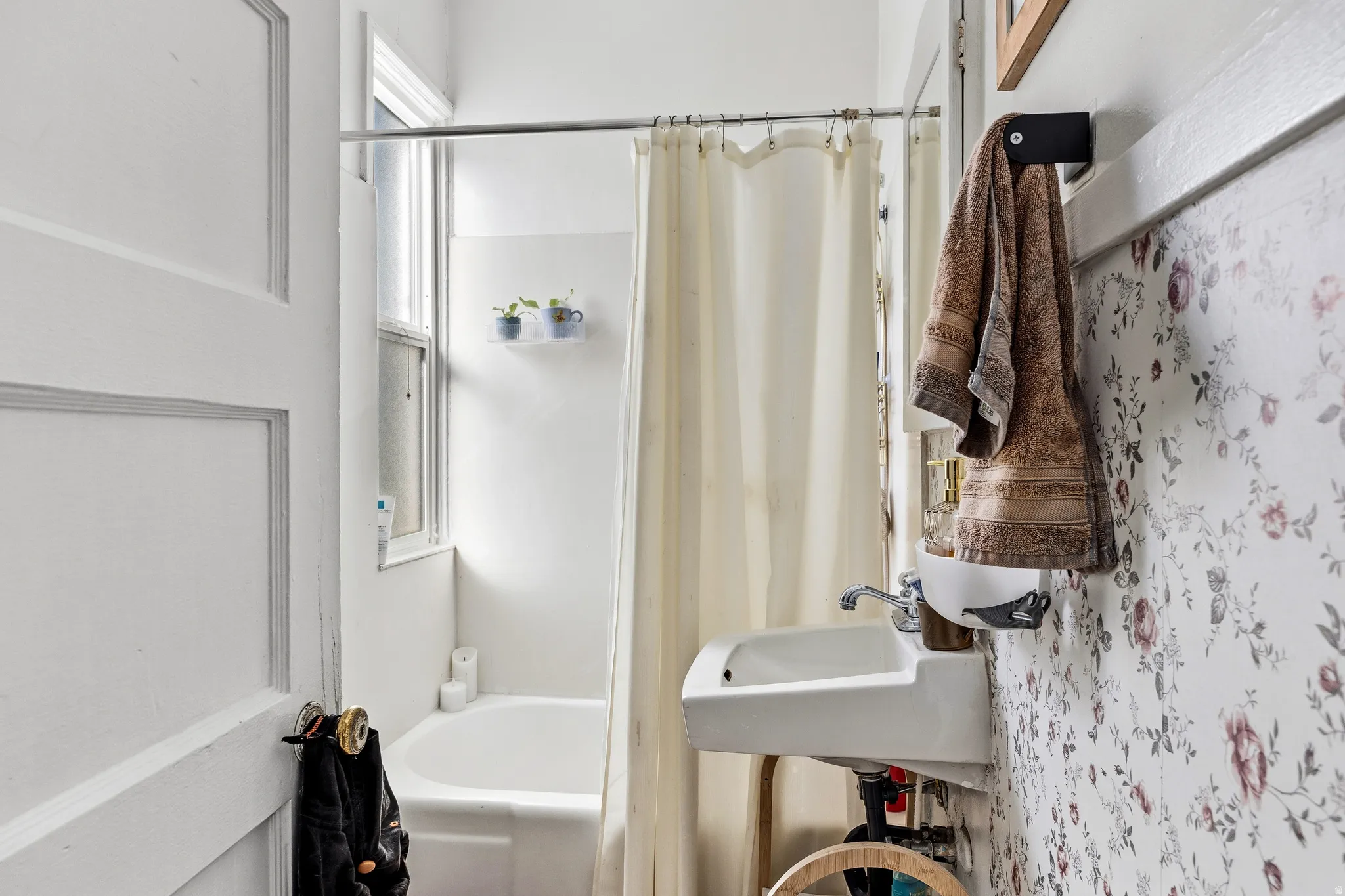Bathroom featuring shower / bath combo