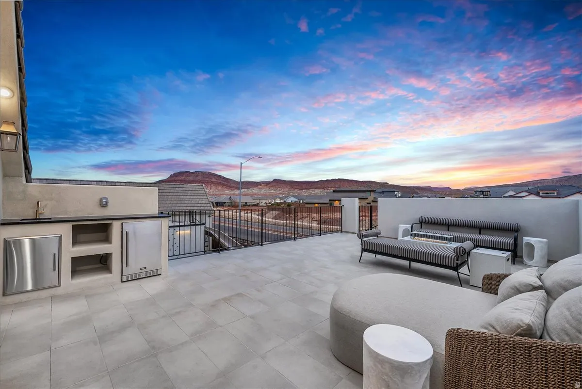 Pool sun deck