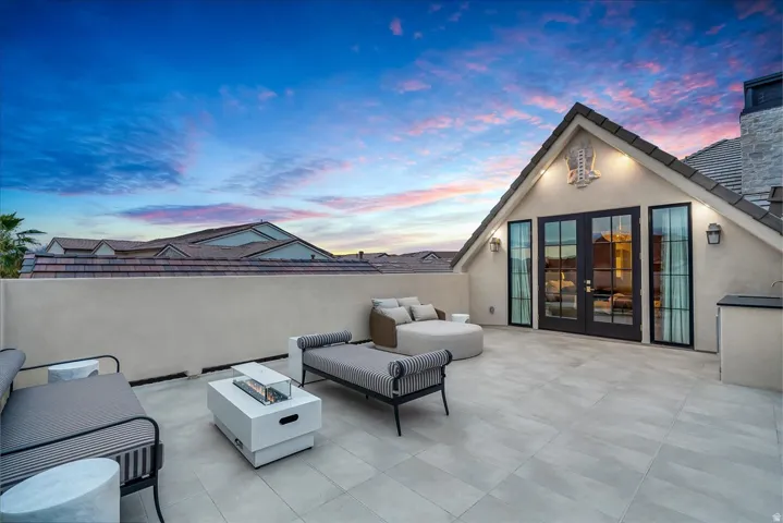 Pool sun deck