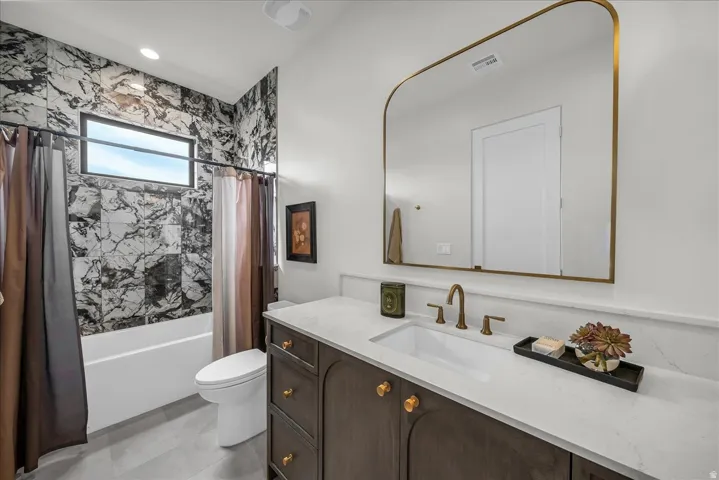 Bedroom ensuite bath