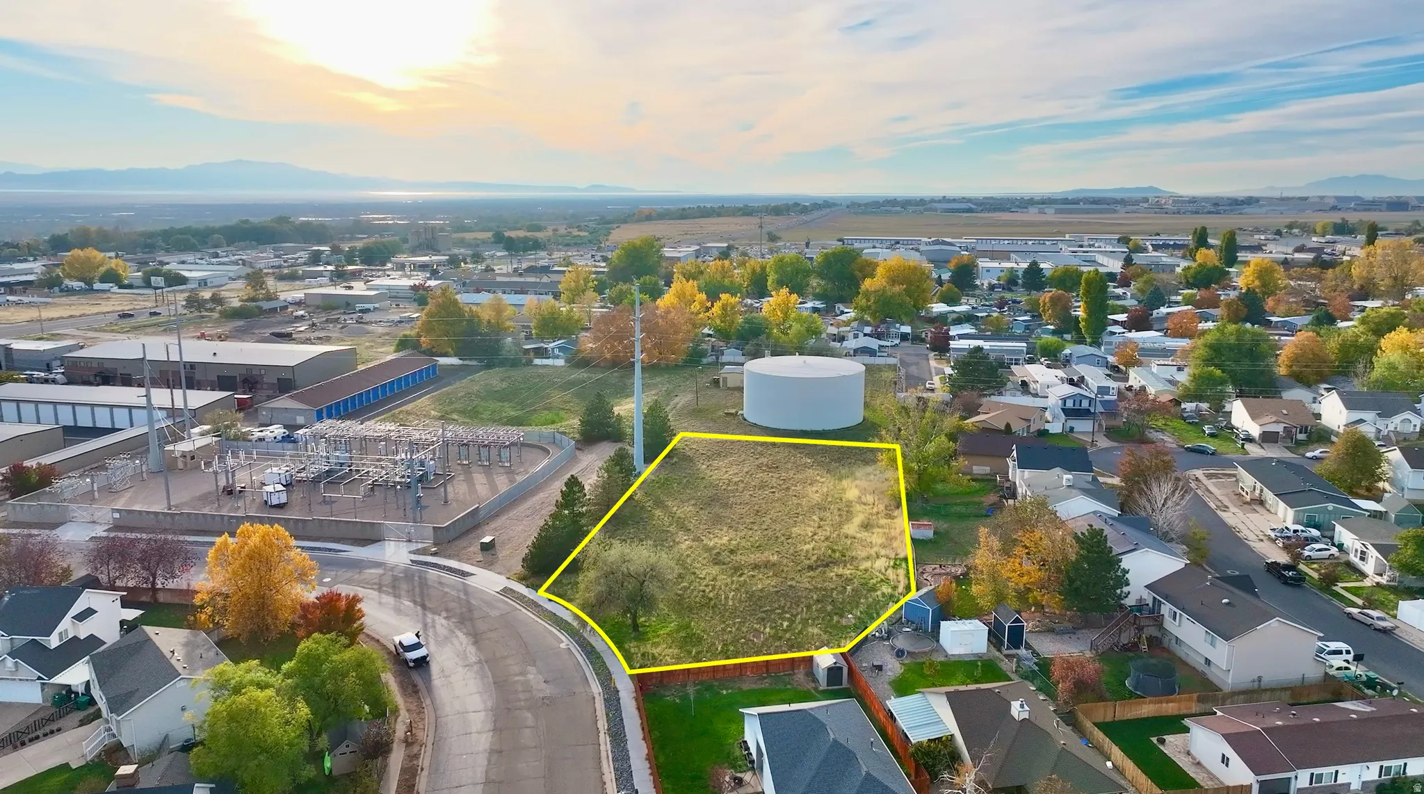 View of property location with property parcel outlined and a mountain backdrop