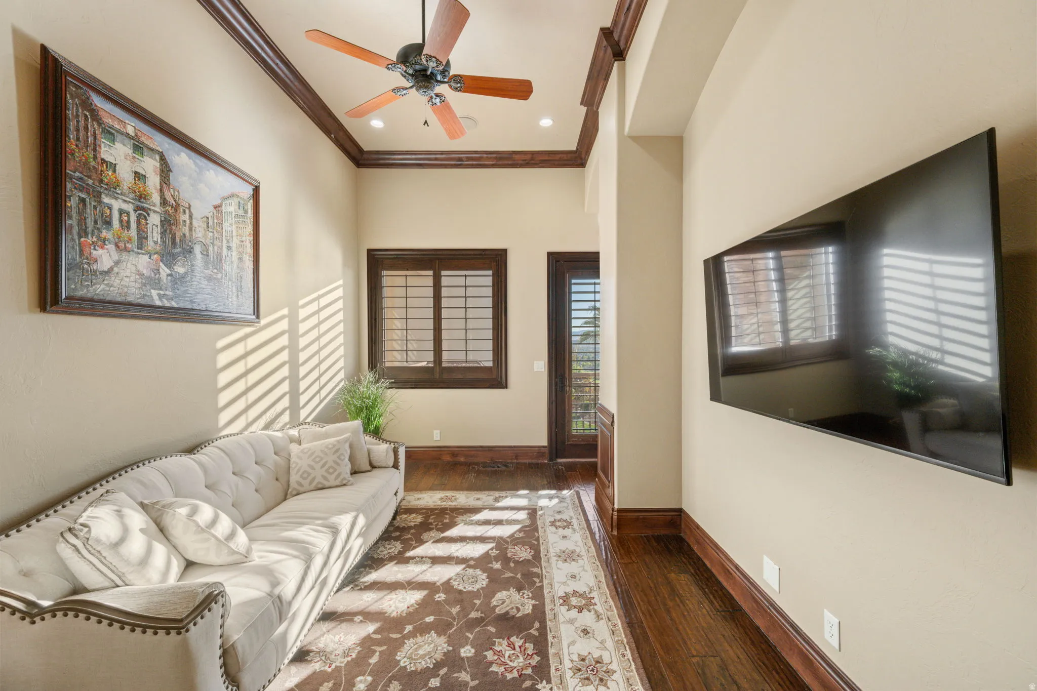 Living area featuring crown molding, hardwood / wood-style flooring, ceiling fan, and recessed lighting