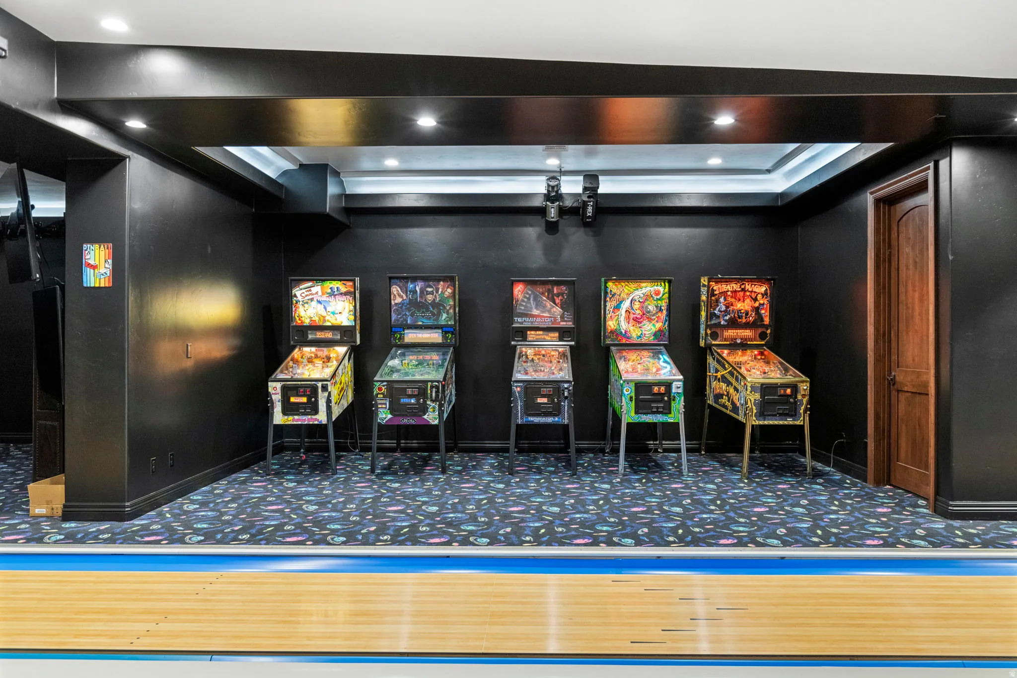 Recreation room with recessed lighting