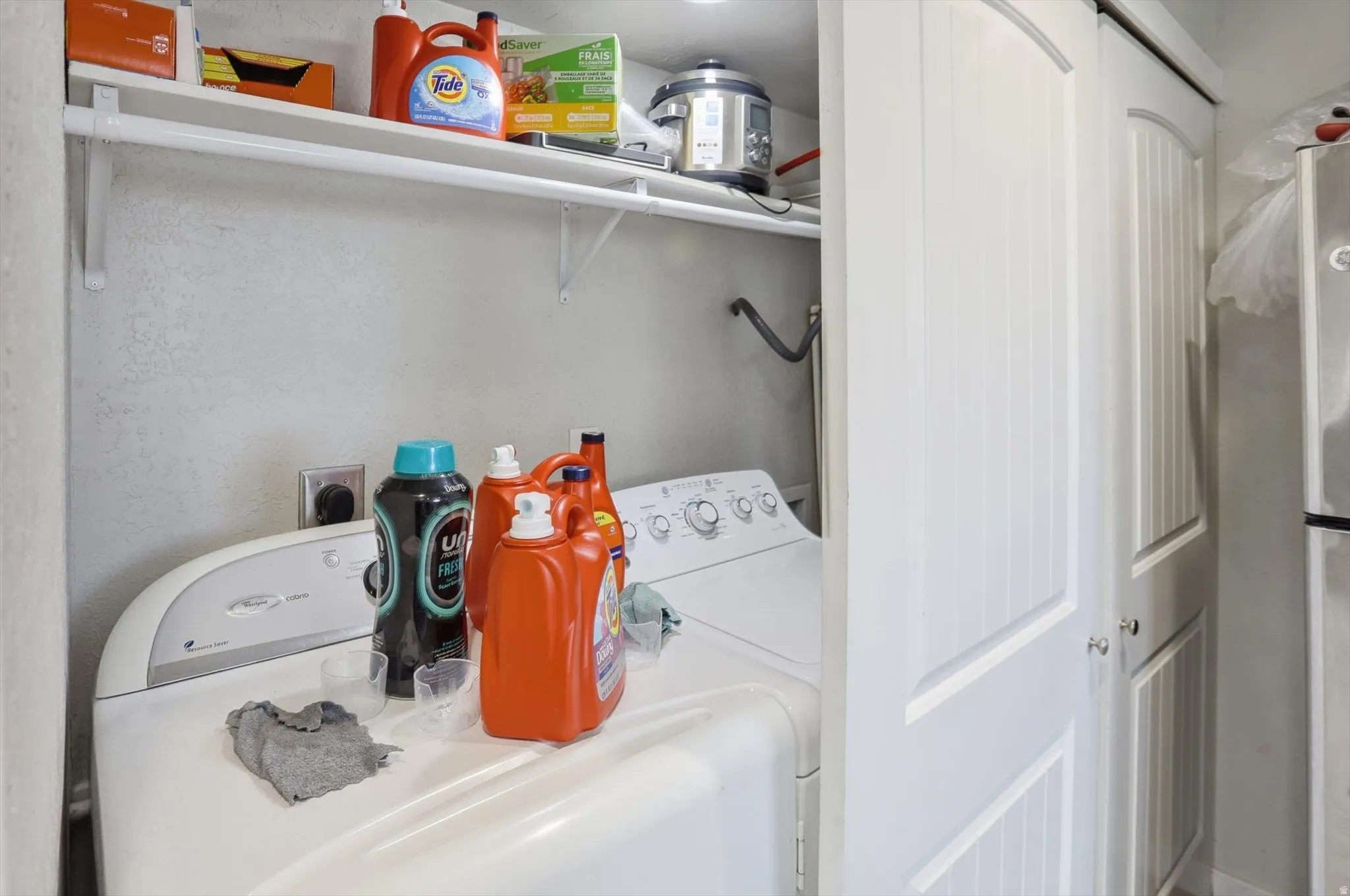 Laundry area with washer and clothes dryer in Kitchen