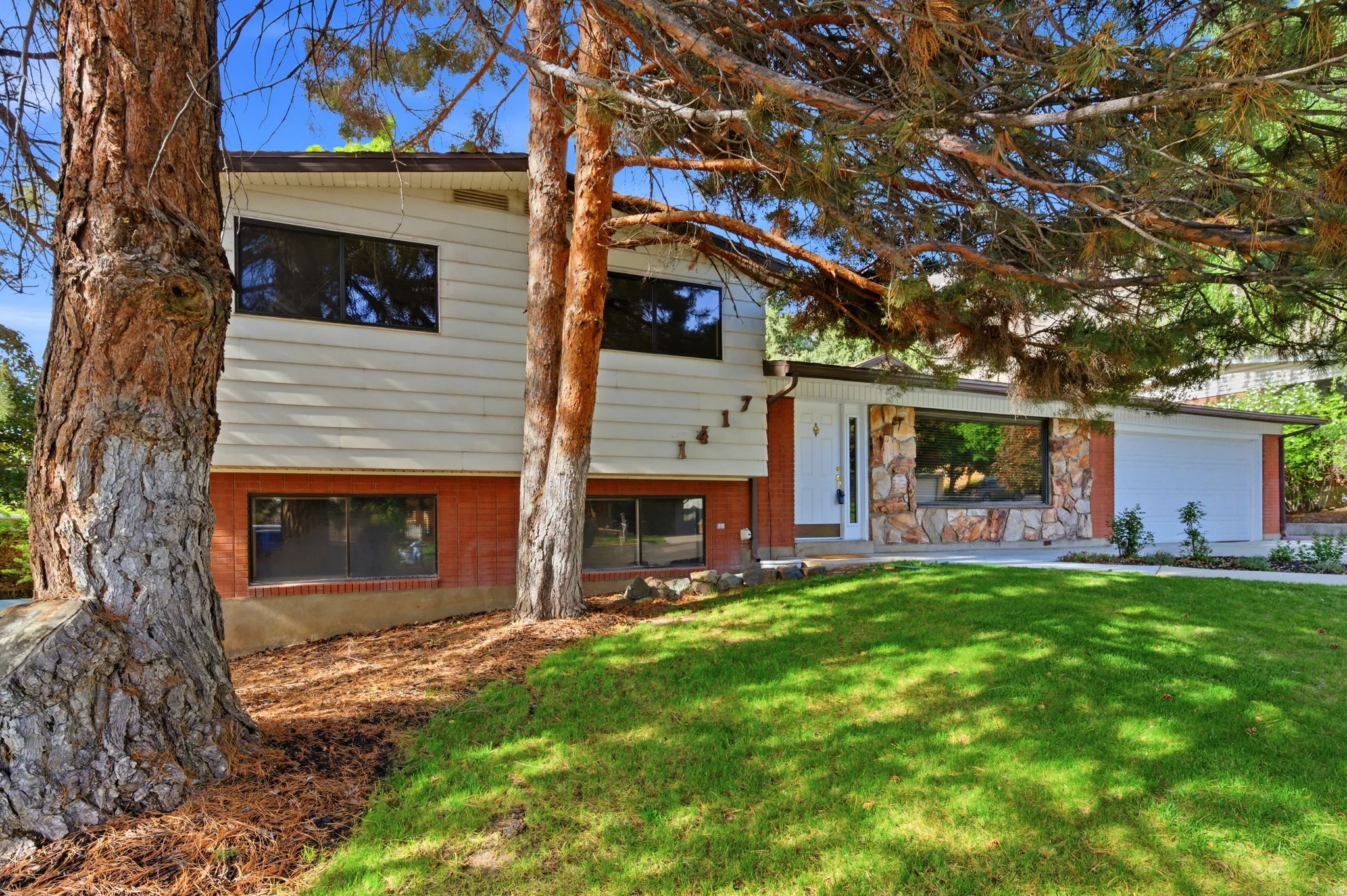 View of front of home featuring a front lawn and an attached garage