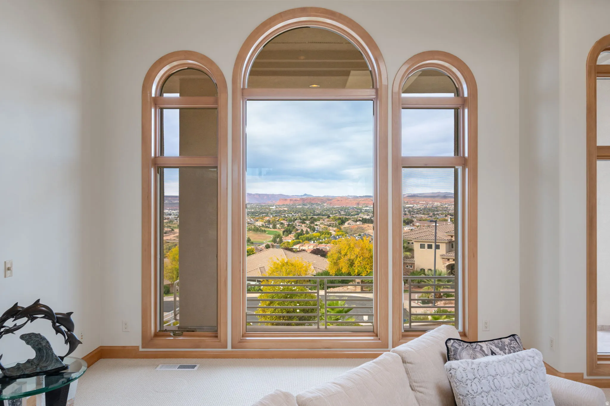 Detailed view of a mountainous background and baseboards