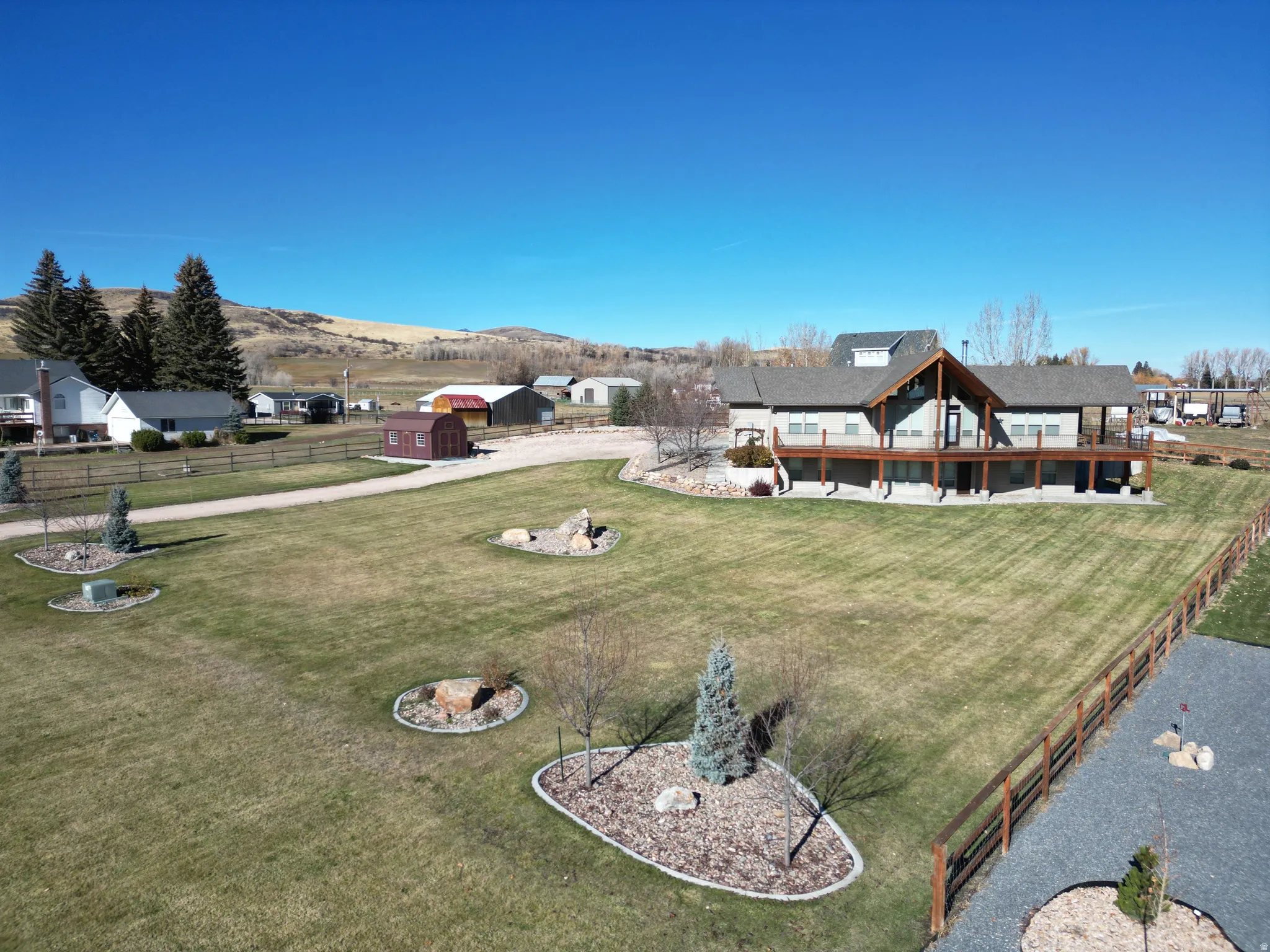 View of yard featuring a shed and a mountain view