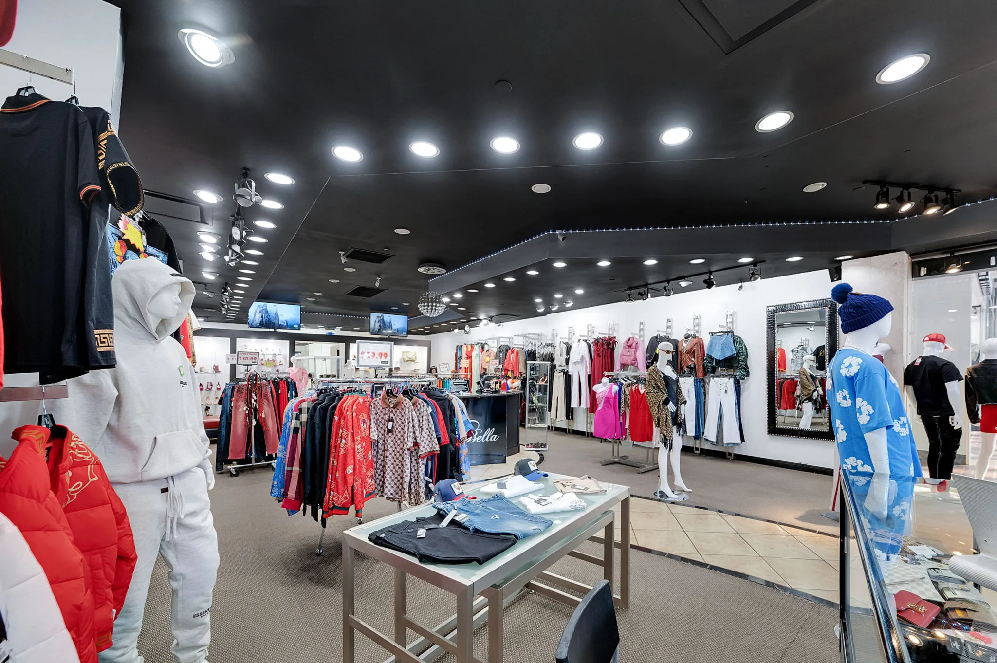 View of inside of Boutique featuring recessed lighting
