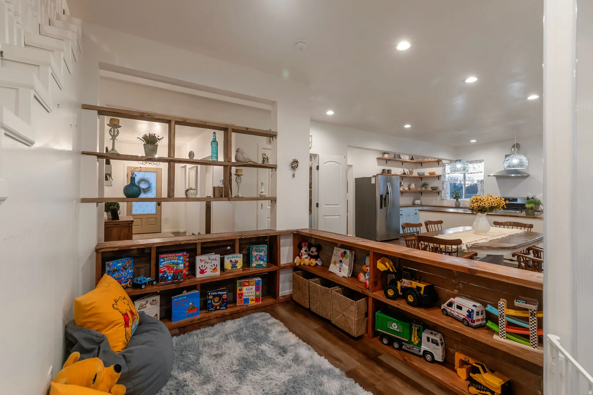 play area near kitchen/dining