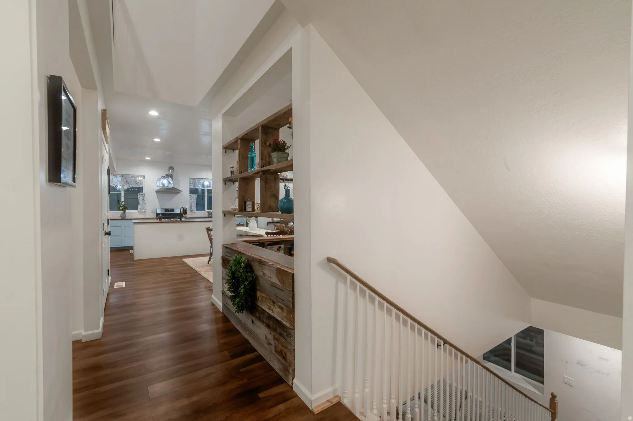 &  to 4 ft wide stairs to downstairs