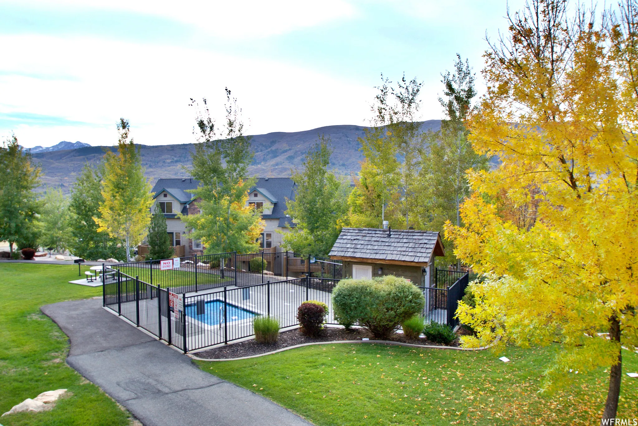 View of home's community featuring a mountain view and a swimming pool