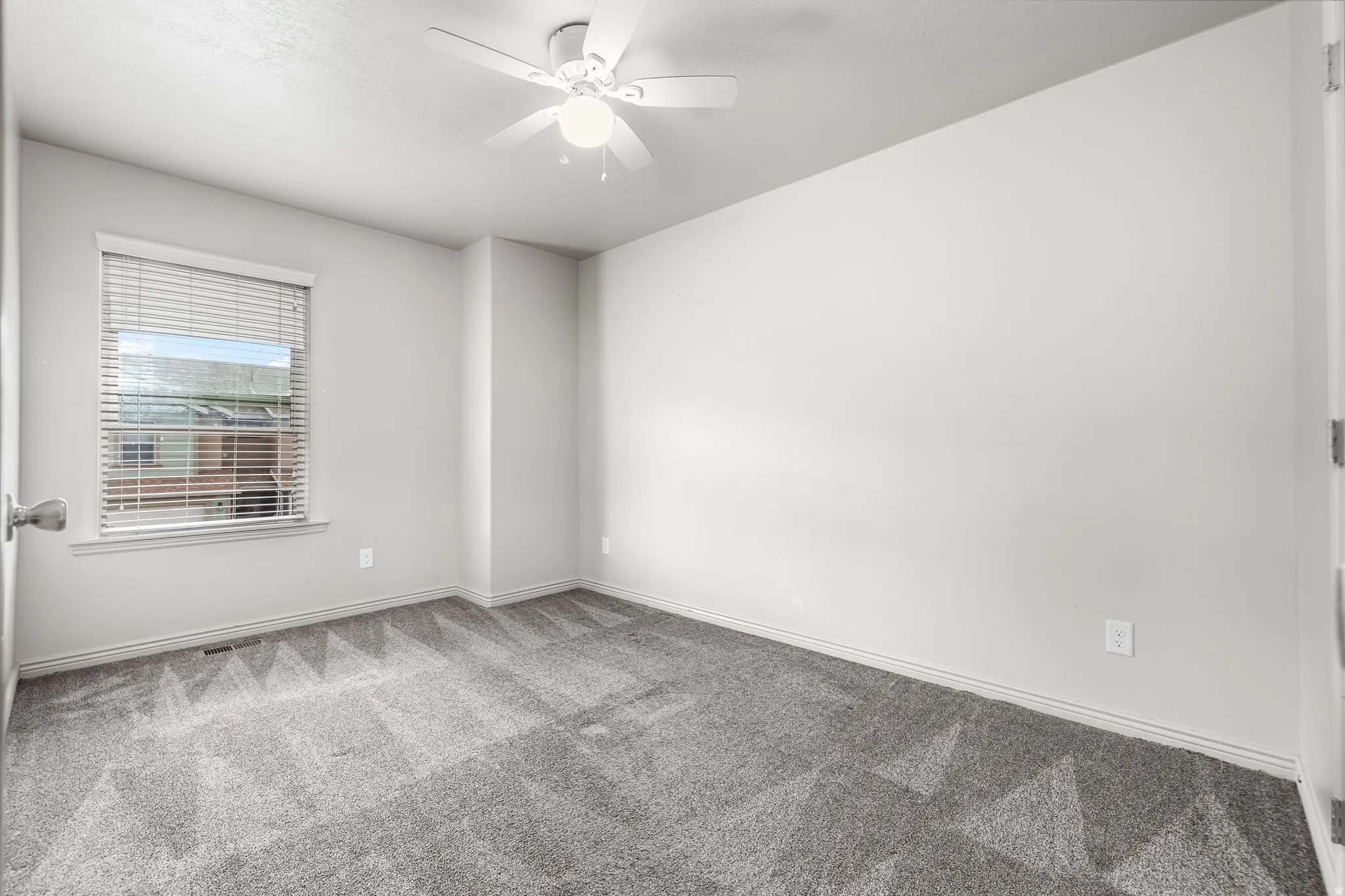 Unfurnished room with carpet flooring and ceiling fan