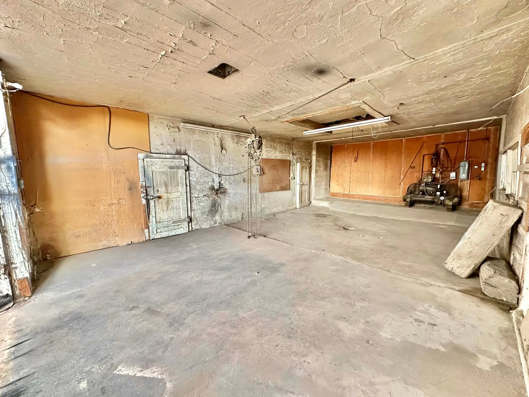 Misc room featuring concrete floors