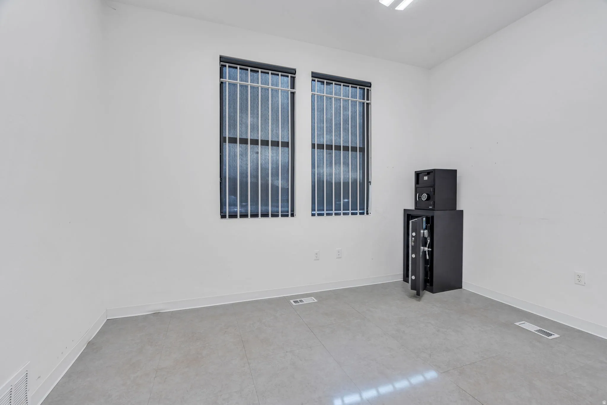 Tiled spare room with baseboards